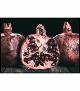 Plakat granat na drewnianym stole De Art s.c.